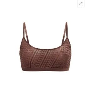 SKIMS
Wireless Velvet Scoop Bra - Chestnut